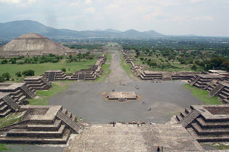 Datei:View from Pyramide de la luna.jpg