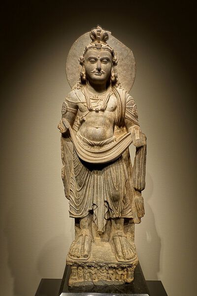 Datei:Bodhisattva Gandhara Pakistan Kushan dynasty 100s AD.jpg