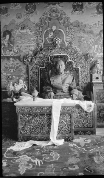 Datei:The 13th Dalai Lama-at Norbulingka-1932.jpg