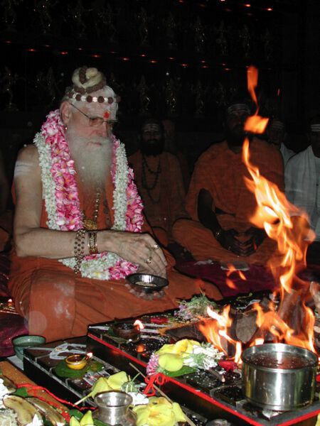 Datei:Gurudeva at homa fire.jpg