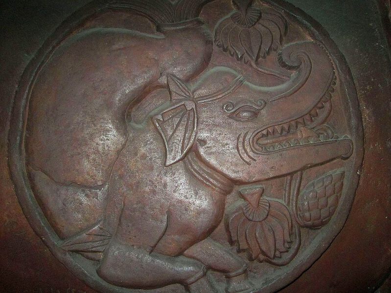 Datei:Indian Museum Sculpture - Makara (9217557023).jpg
